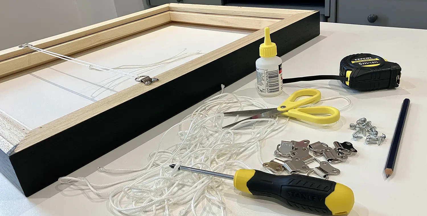Stringing a picture frame